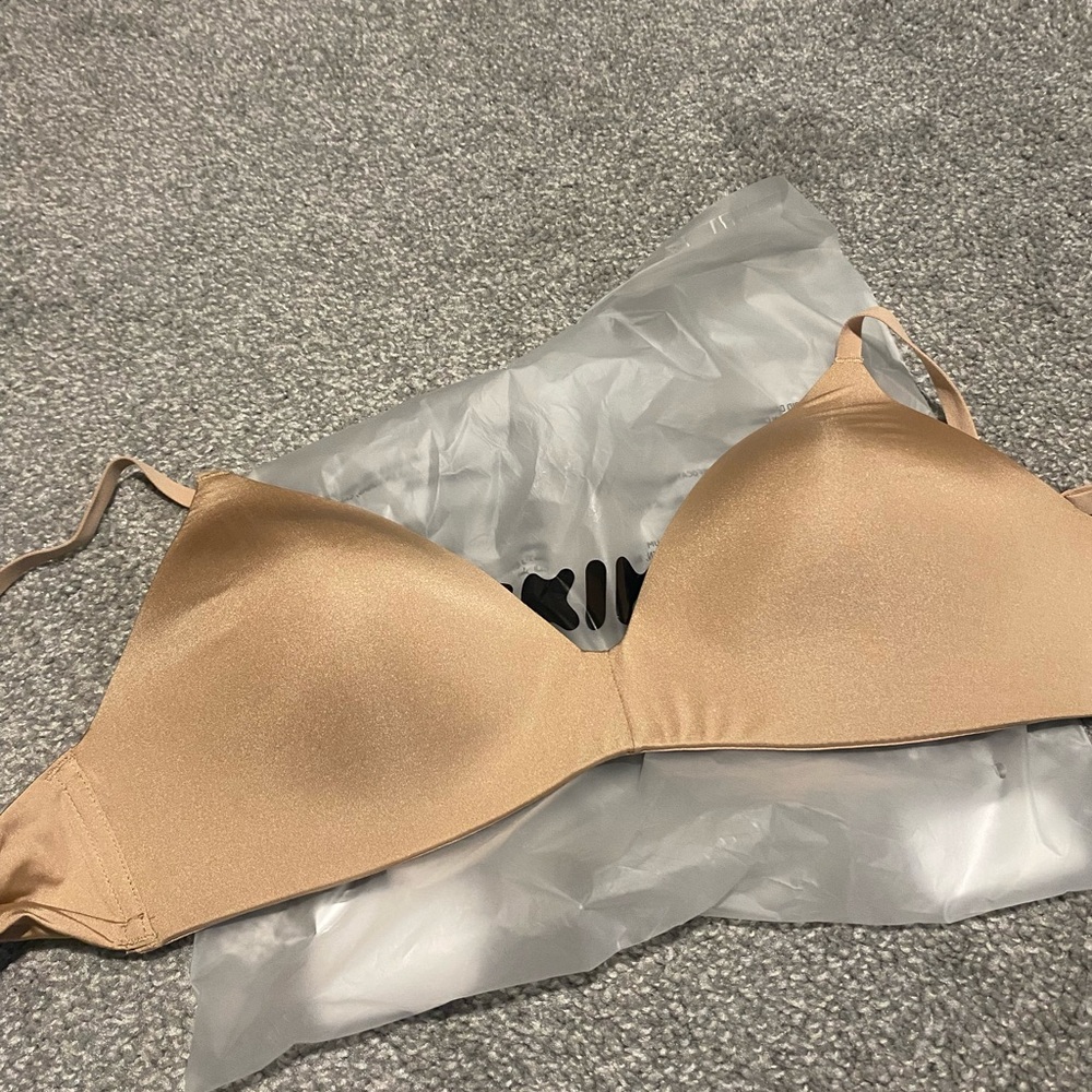 SKIMS WIRELESS FORM T-SHIRT DEMI BRA | CLAY